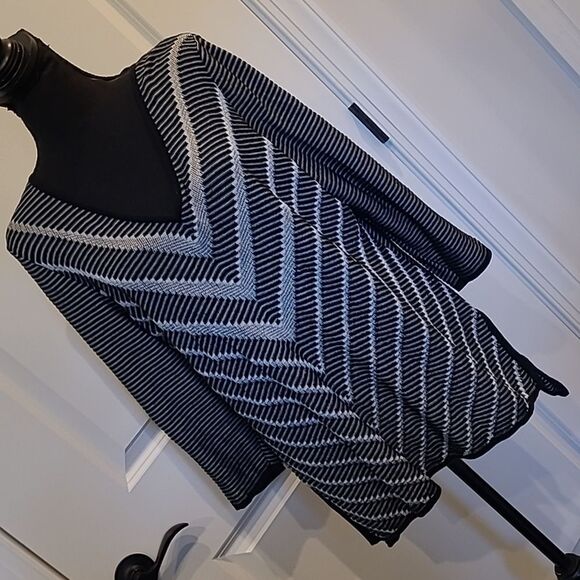 Dana Buchman sz L geometric design black and gray tunic top - Picture 1 of 10